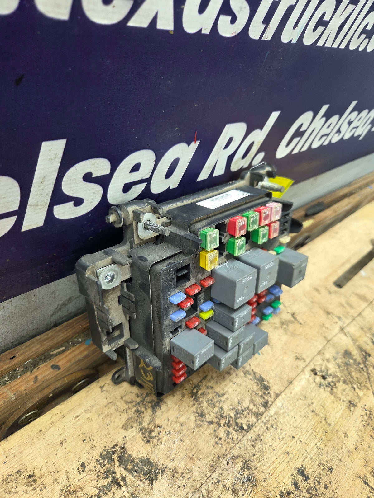 2006-2007 Chevrolet Silverado / GMC Sierra 1500 2500 3500 Engine Bay Fuse Box - 15139209