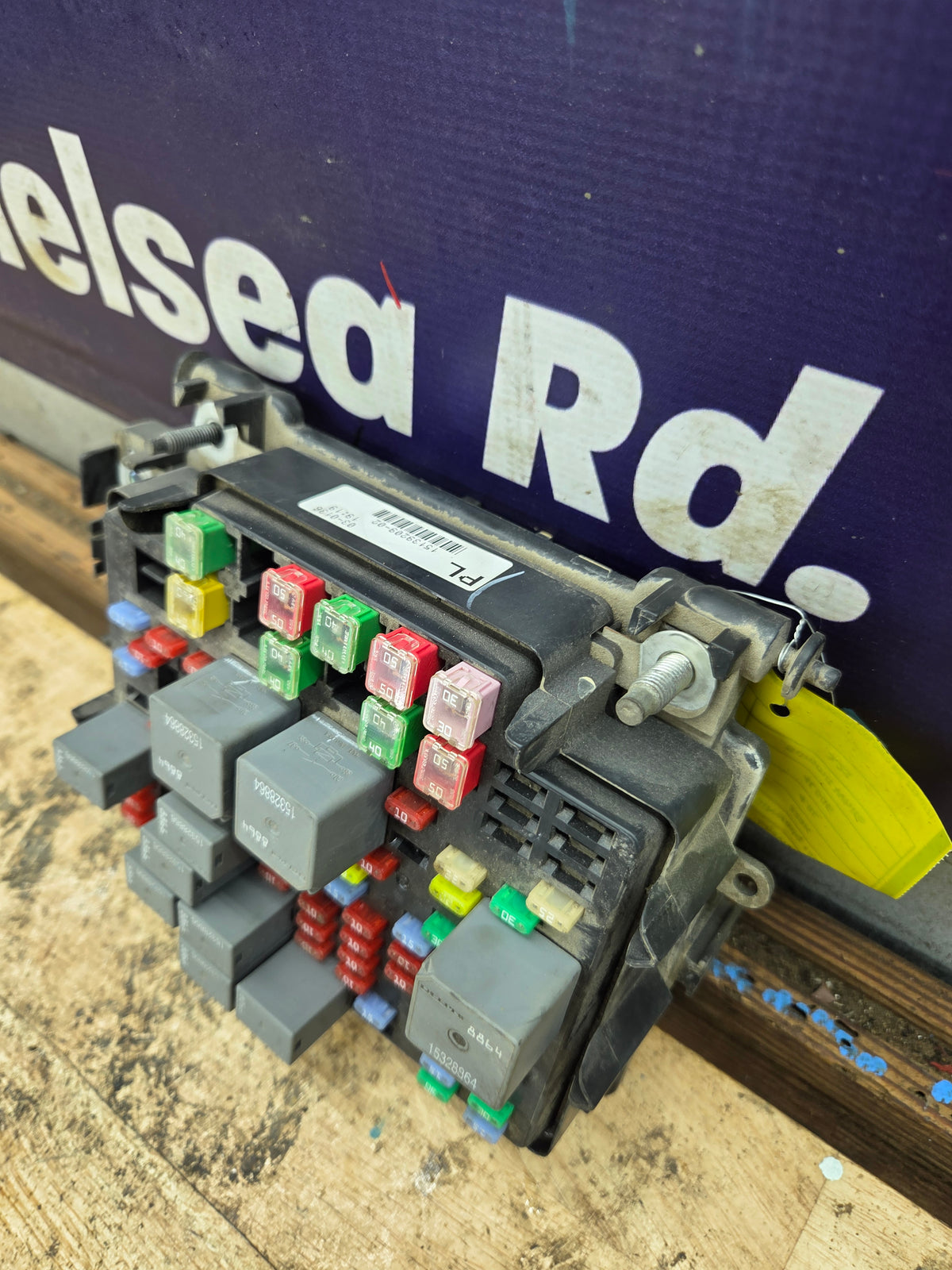 2006-2007 Chevrolet Silverado / GMC Sierra 1500 2500 3500 Engine Bay Fuse Box - 15139209