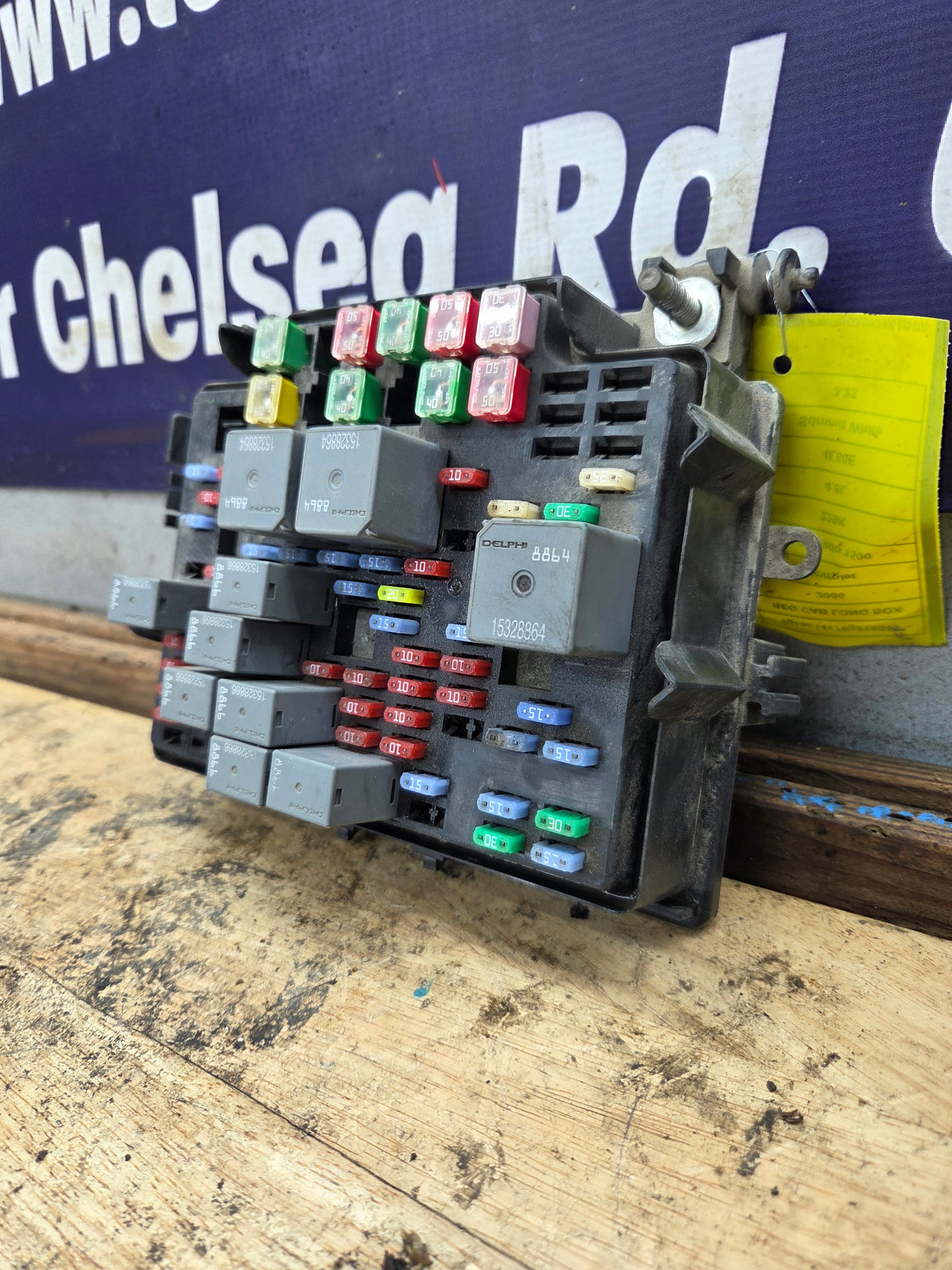 2006-2007 Chevrolet Silverado / GMC Sierra 1500 2500 3500 Engine Bay Fuse Box - 15139209