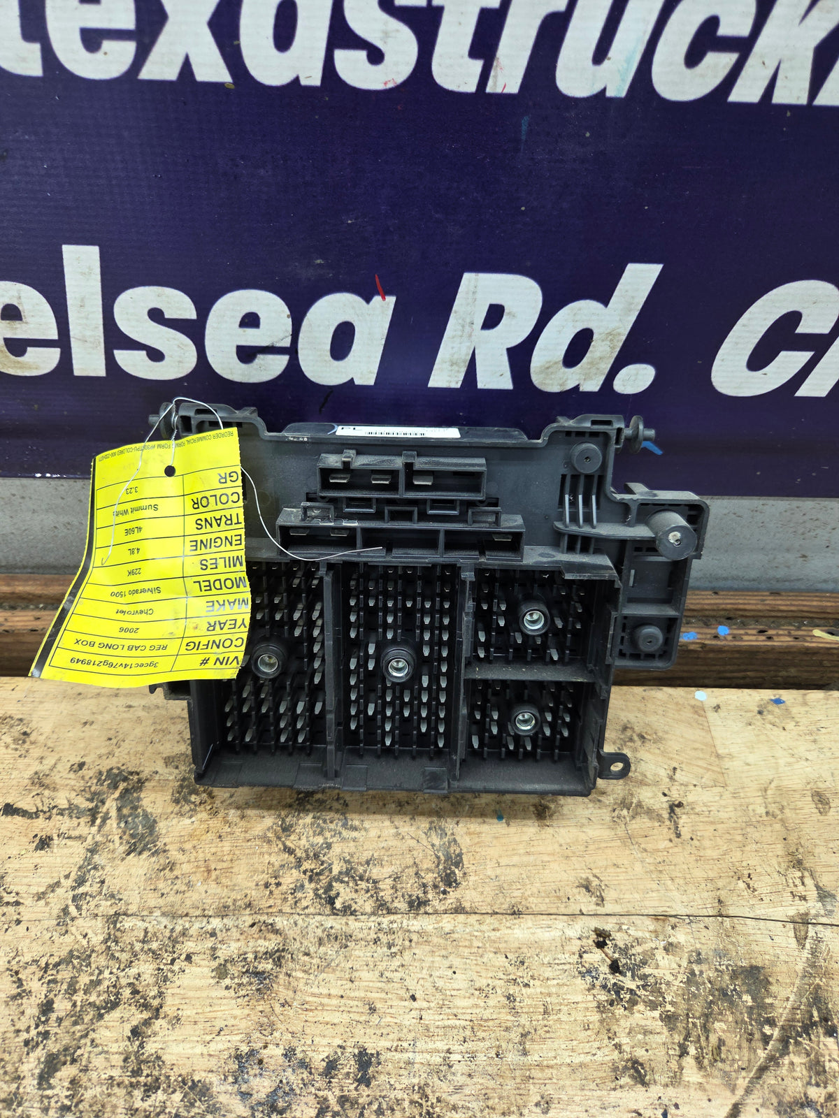 2006-2007 Chevrolet Silverado / GMC Sierra 1500 2500 3500 Engine Bay Fuse Box - 15139209