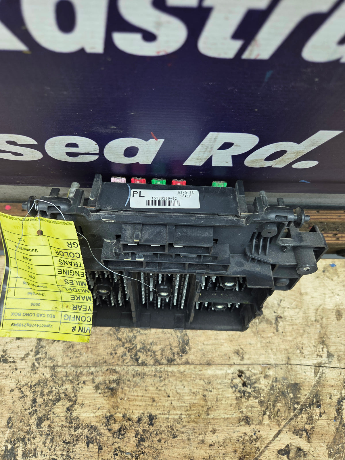 2006-2007 Chevrolet Silverado / GMC Sierra 1500 2500 3500 Engine Bay Fuse Box - 15139209