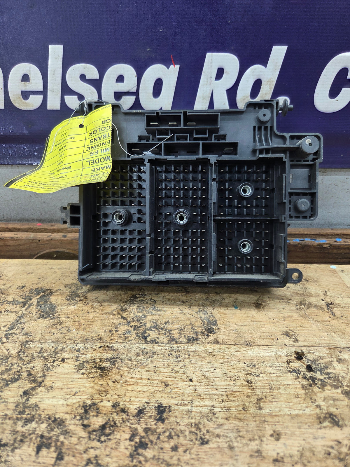 2006-2007 Chevrolet Silverado / GMC Sierra 1500 2500 3500 Engine Bay Fuse Box - 15139209