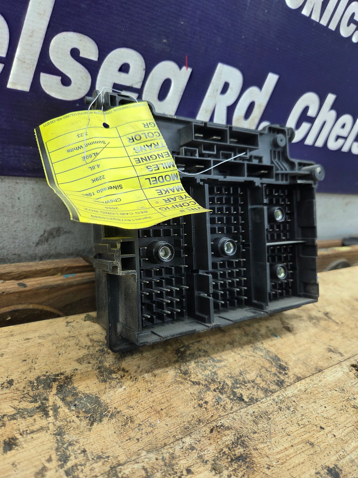 2006-2007 Chevrolet Silverado / GMC Sierra 1500 2500 3500 Engine Bay Fuse Box - 15139209
