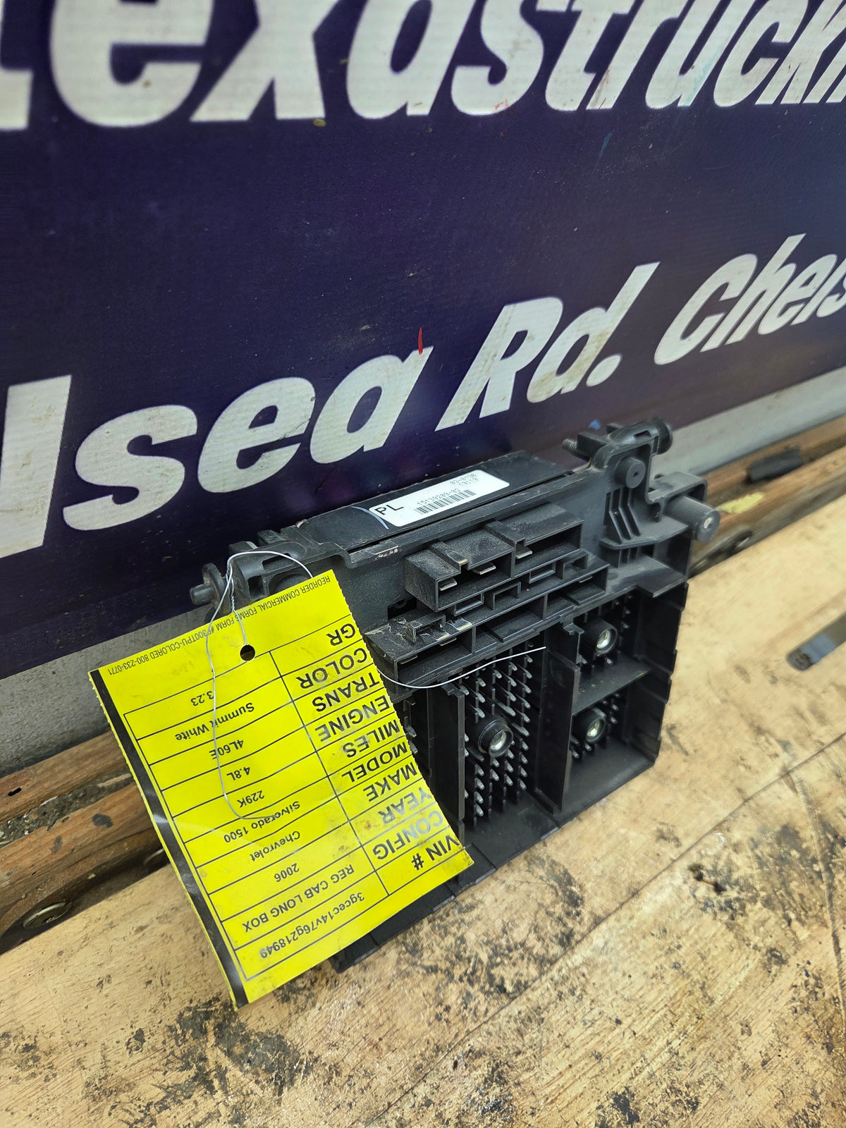 2006-2007 Chevrolet Silverado / GMC Sierra 1500 2500 3500 Engine Bay Fuse Box - 15139209