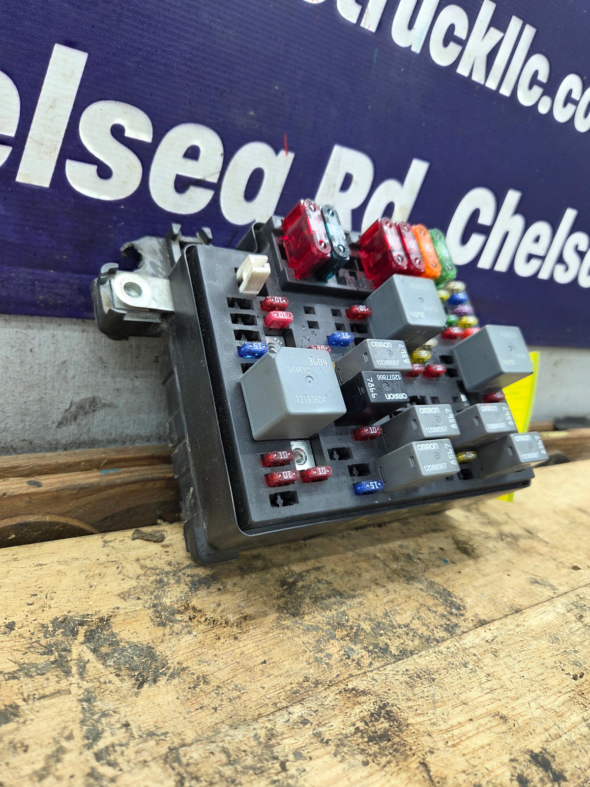 1998-2004 Chevrolet GMC Engine Bay Fuse Box - 15328925