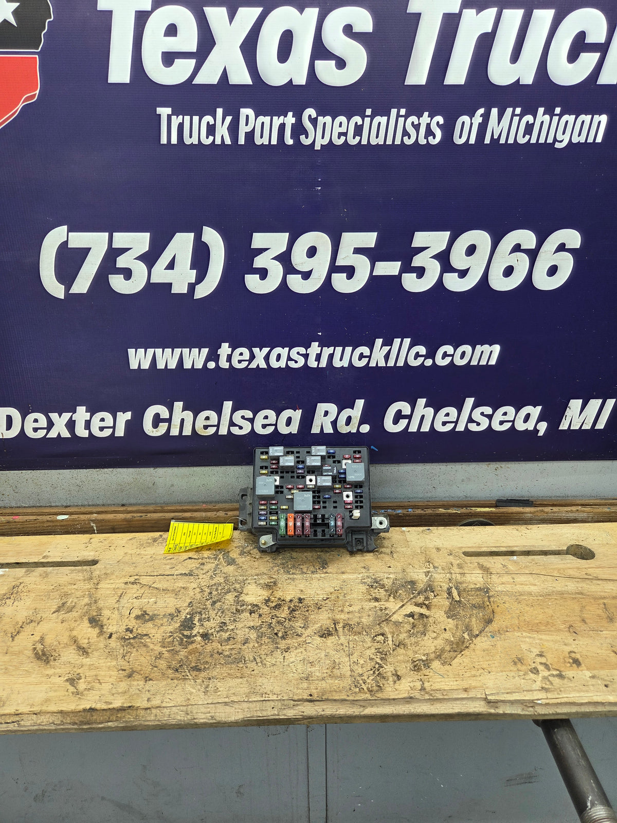 1998-2004 Chevrolet GMC Engine Bay Fuse Box - 15328925