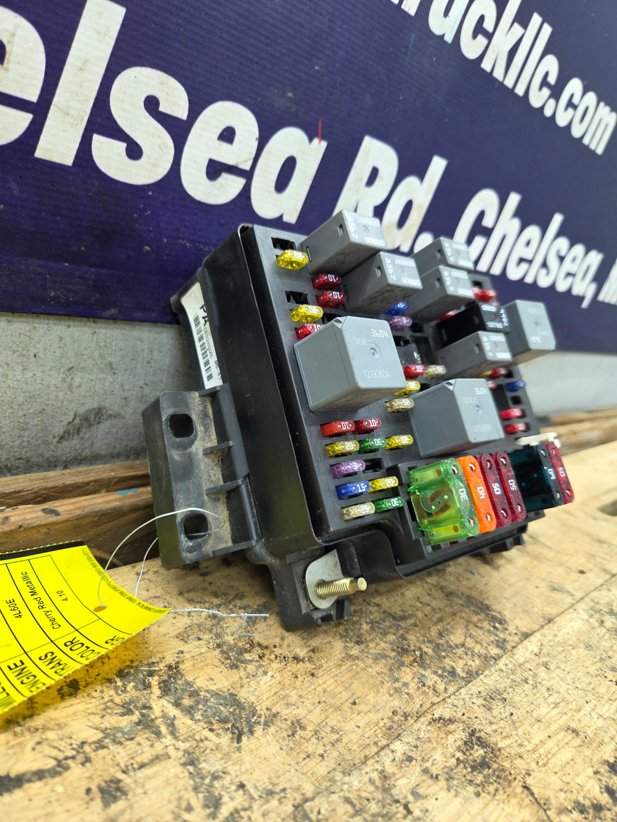 1998-2004 Chevrolet GMC Engine Bay Fuse Box - 15328925