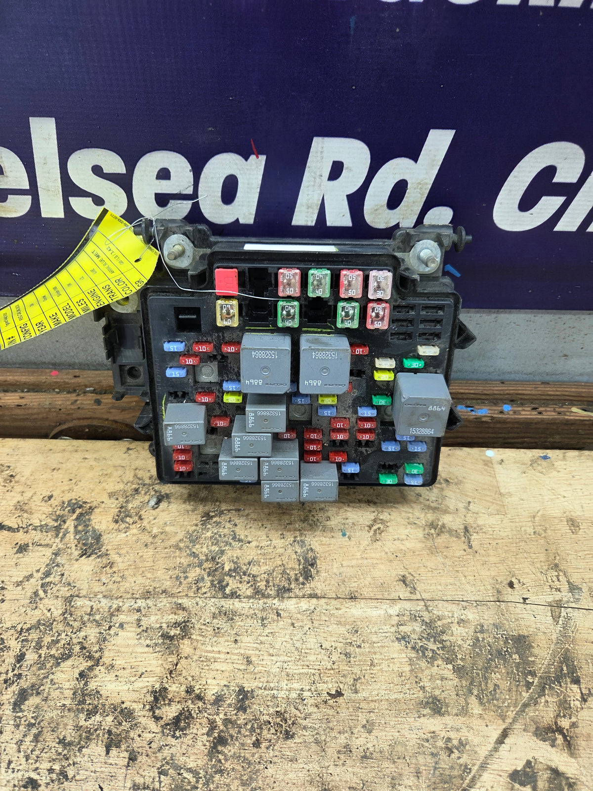 2003-2005 Chevrolet Silverado / GMC Sierra 1500 250 3500 Engine Bay Fuse Box - 15201928