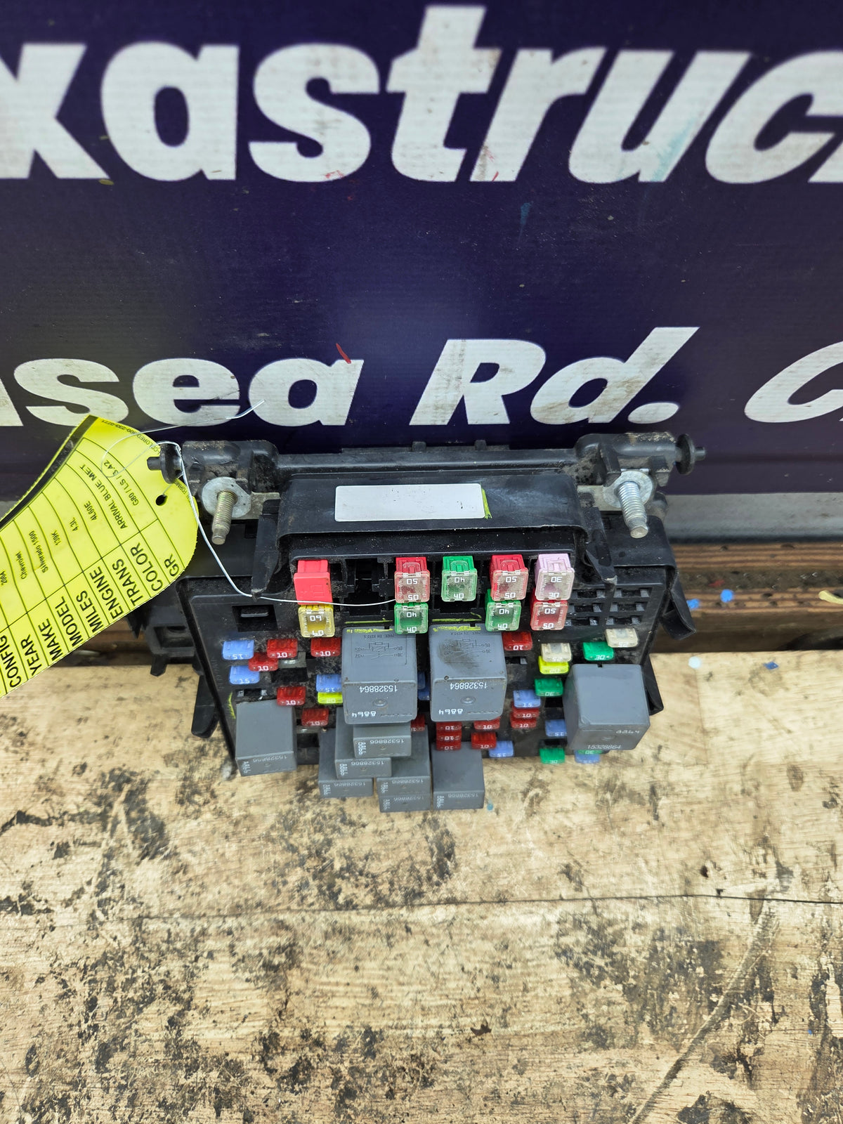 2003-2005 Chevrolet Silverado / GMC Sierra 1500 250 3500 Engine Bay Fuse Box - 15201928