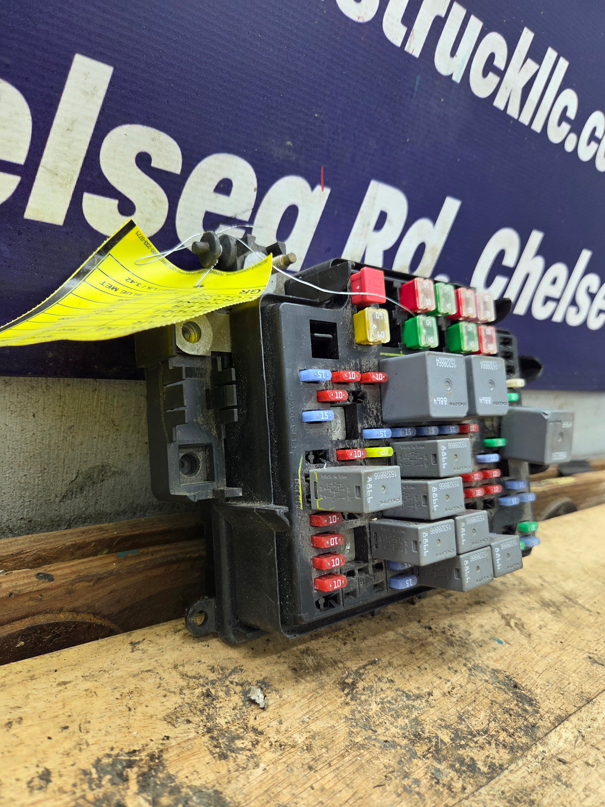 2003-2005 Chevrolet Silverado / GMC Sierra 1500 250 3500 Engine Bay Fuse Box - 15201928