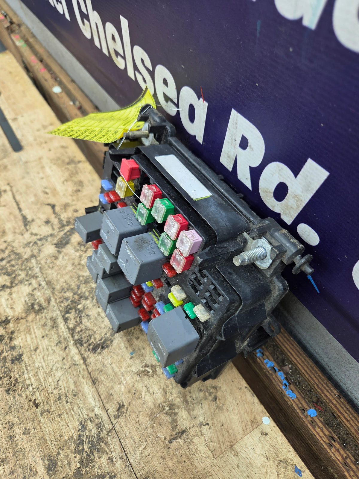 2003-2005 Chevrolet Silverado / GMC Sierra 1500 250 3500 Engine Bay Fuse Box - 15201928