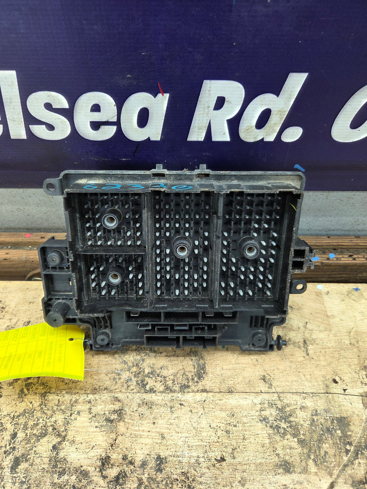 2003-2005 Chevrolet Silverado / GMC Sierra 1500 250 3500 Engine Bay Fuse Box - 15201928