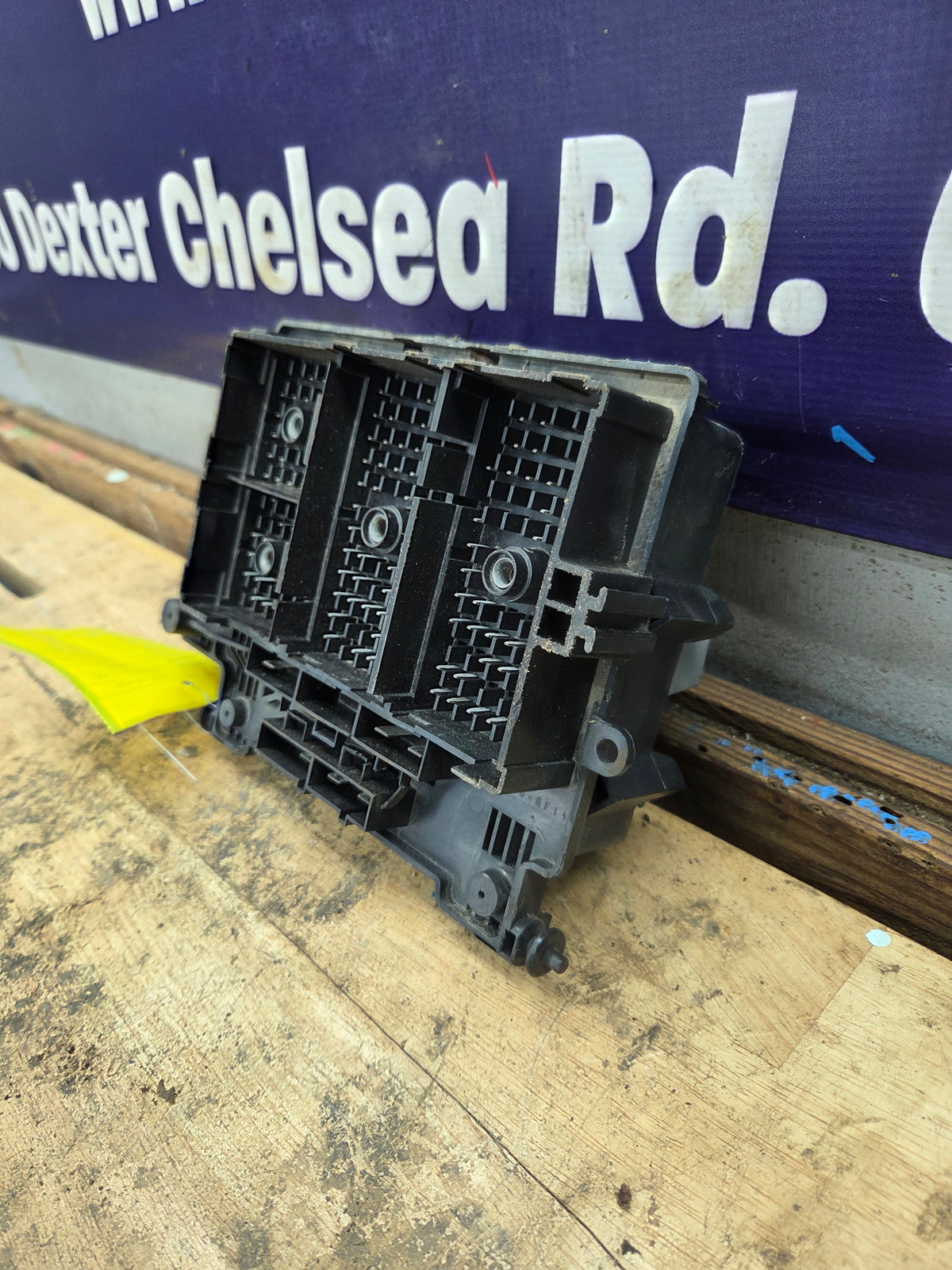 2003-2005 Chevrolet Silverado / GMC Sierra 1500 250 3500 Engine Bay Fuse Box - 15201928