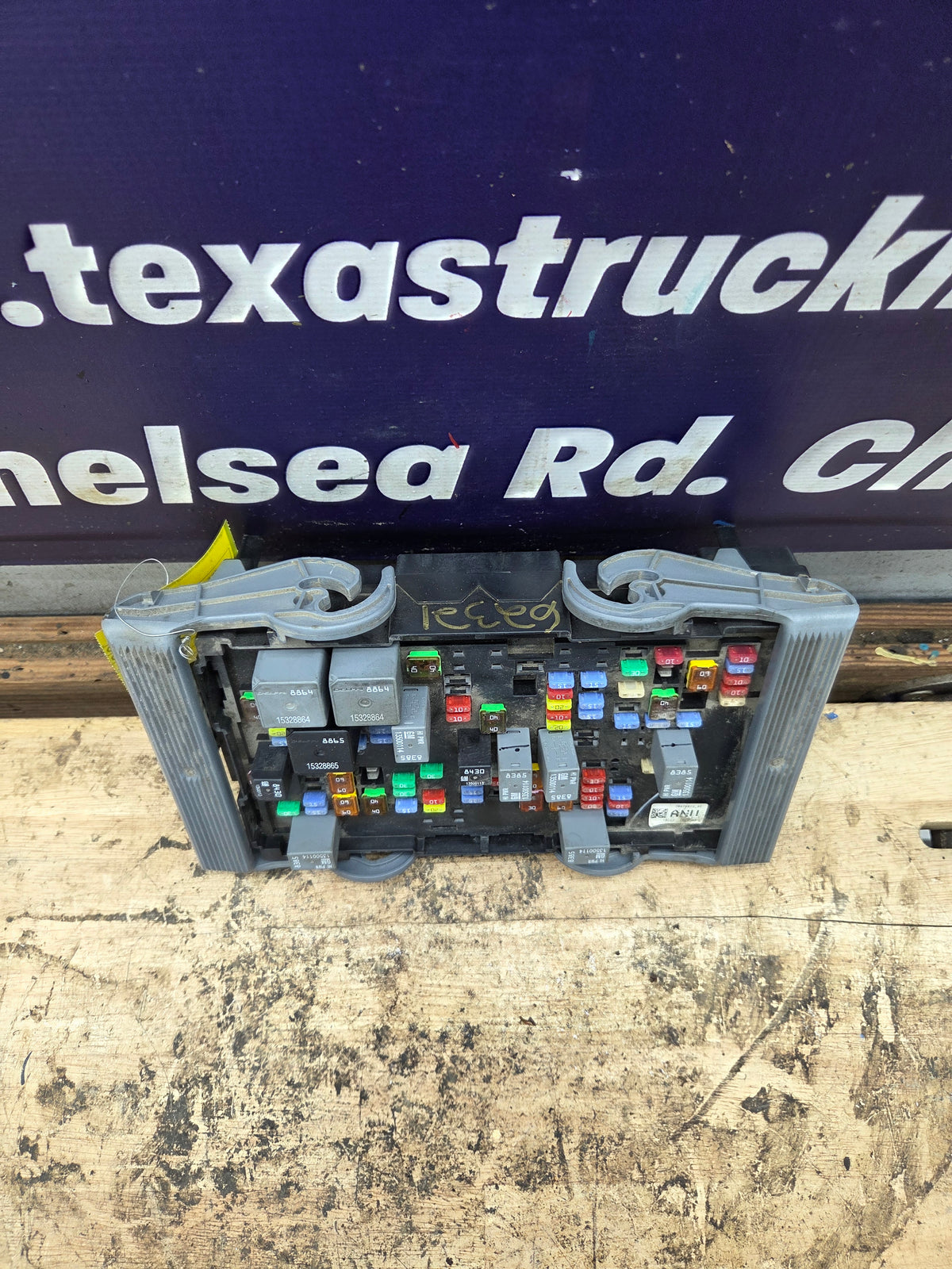 2010-2013 Chevrolet Silverado / GMC Sierra 1500 2500 3500 Engine Bay Fuse Box