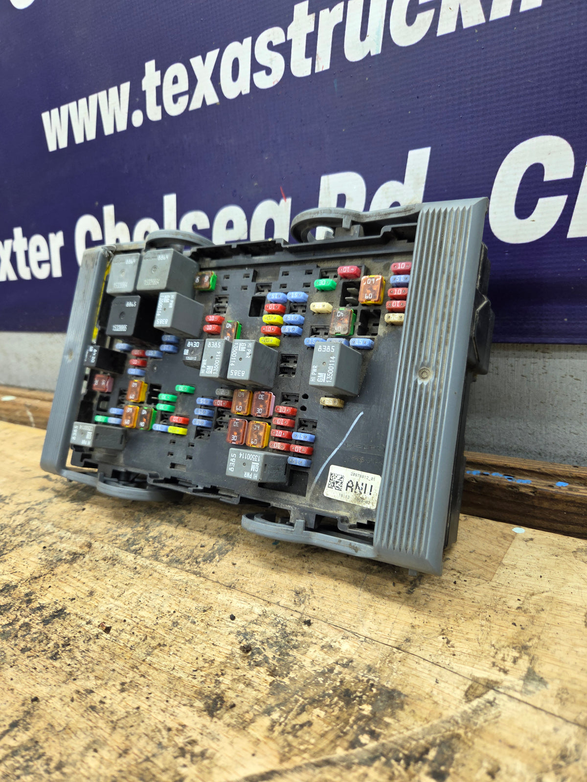 2010-2013 Chevrolet Silverado / GMC Sierra 1500 2500 3500 Engine Bay Fuse Box