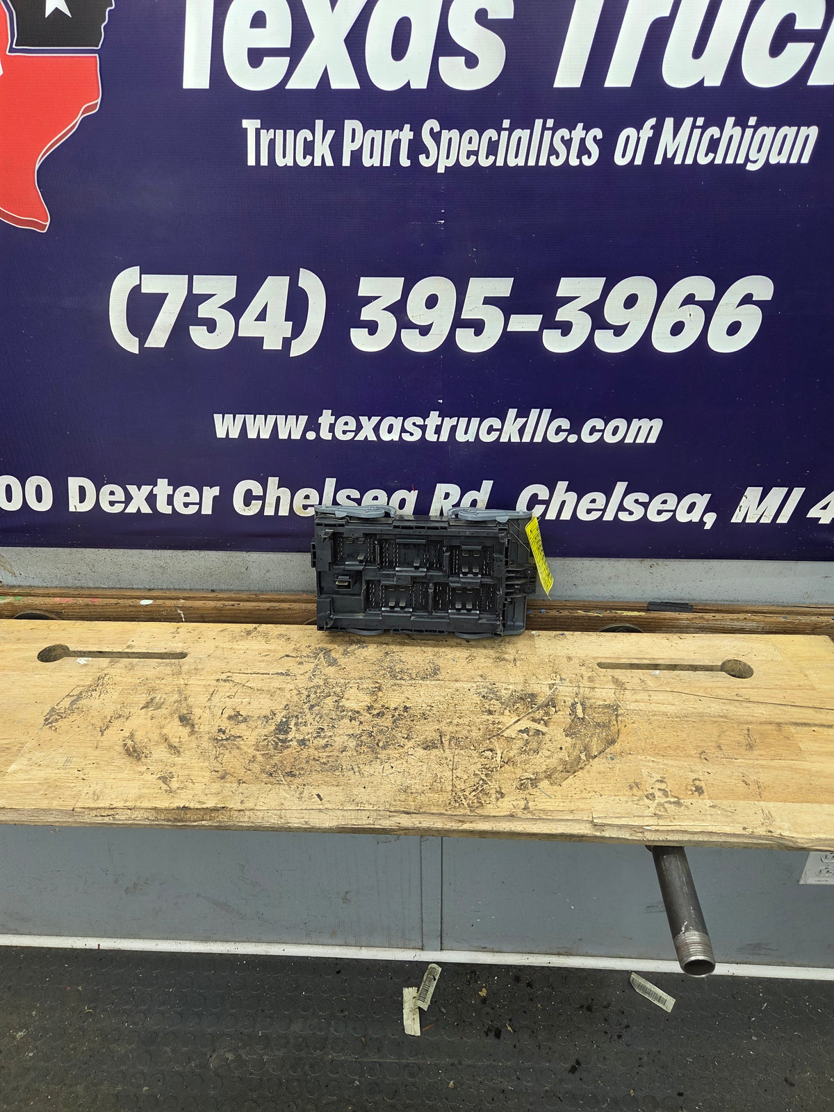 2010-2013 Chevrolet Silverado / GMC Sierra 1500 2500 3500 Engine Bay Fuse Box