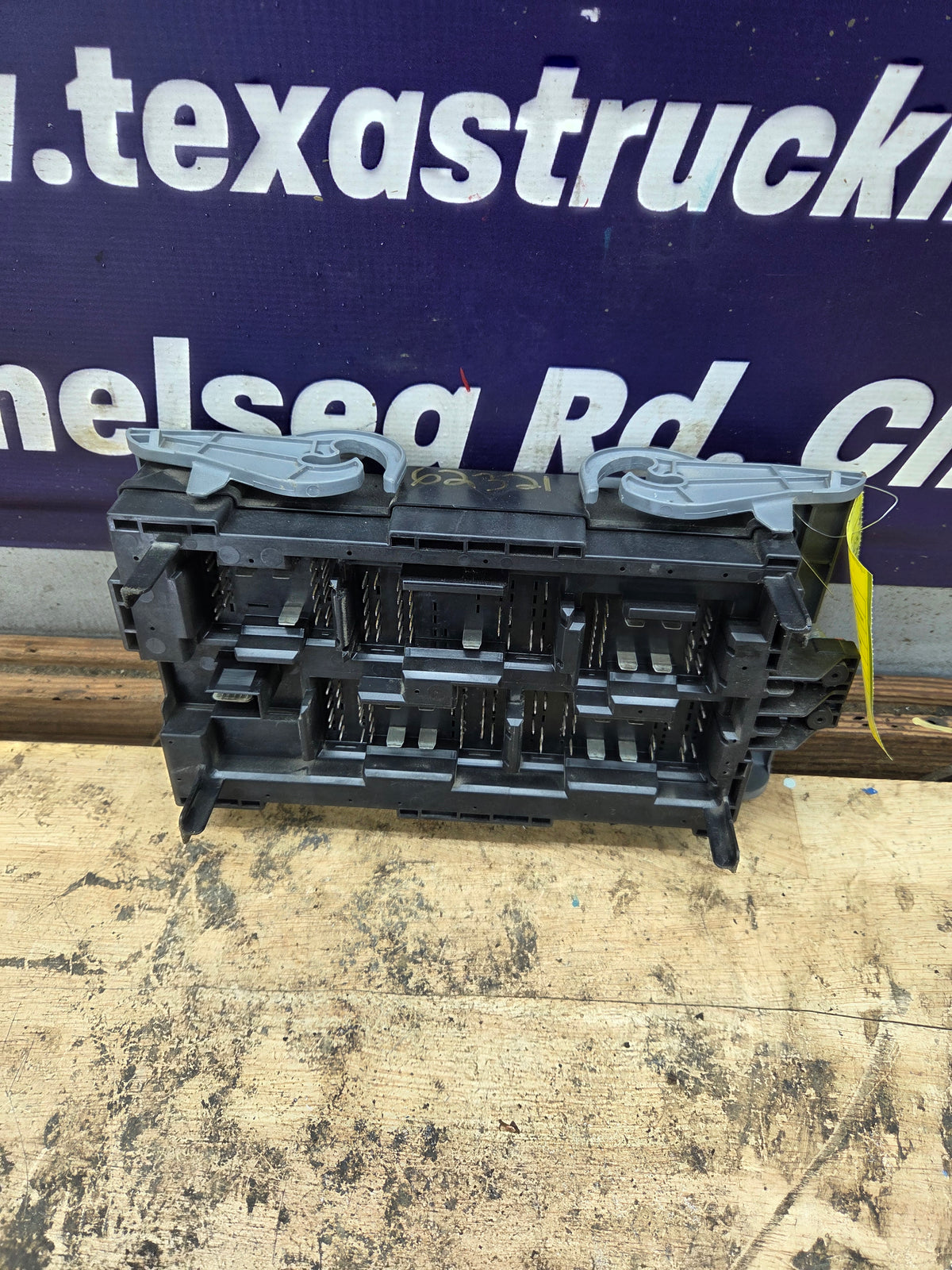 2010-2013 Chevrolet Silverado / GMC Sierra 1500 2500 3500 Engine Bay Fuse Box