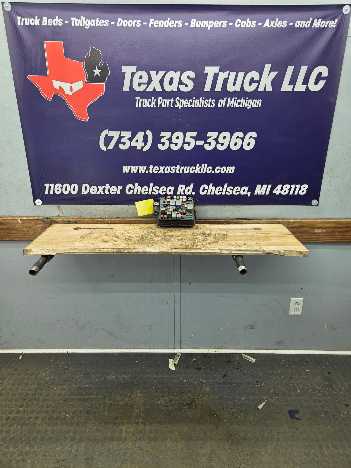 2003-2005 Chevrolet Silverado / GMC Sierra 1500 250 3500 Engine Bay Fuse Box - 15201928