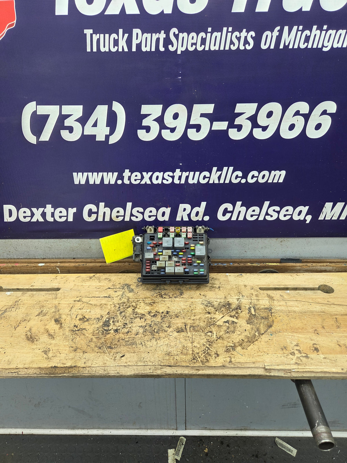 2003-2005 Chevrolet Silverado / GMC Sierra 1500 250 3500 Engine Bay Fuse Box - 15201928