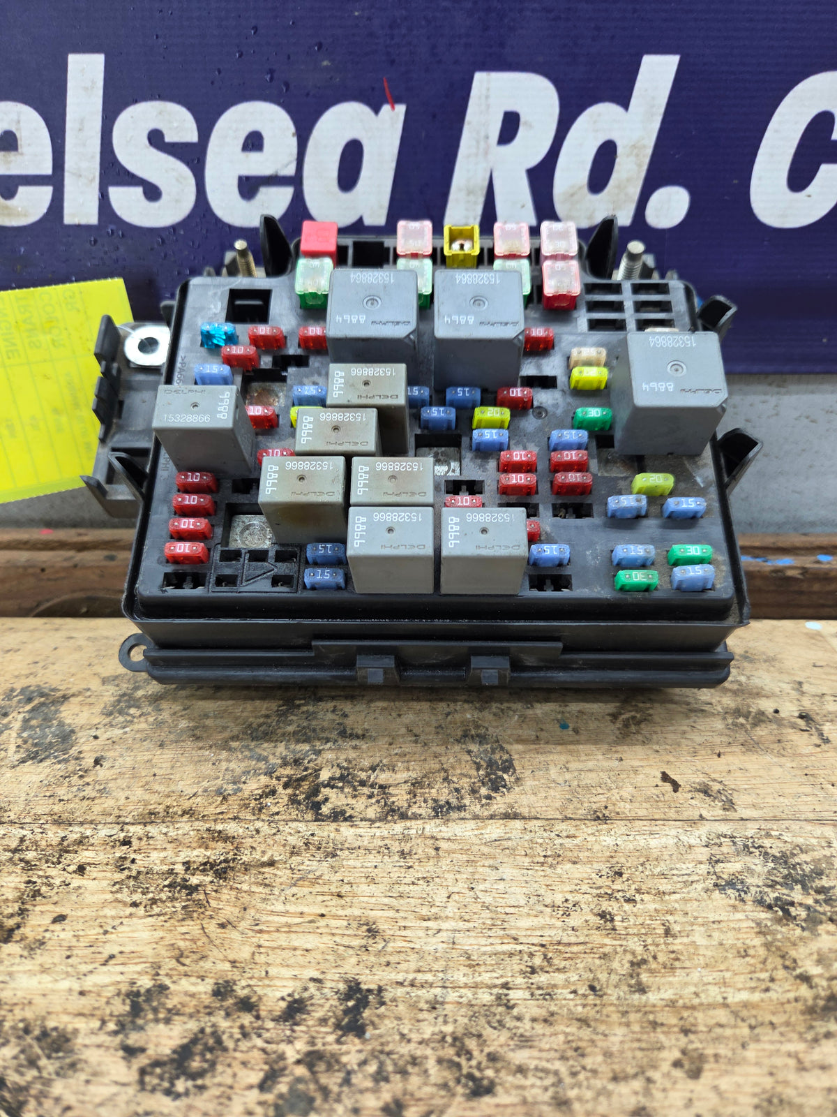 2003-2005 Chevrolet Silverado / GMC Sierra 1500 250 3500 Engine Bay Fuse Box - 15201928