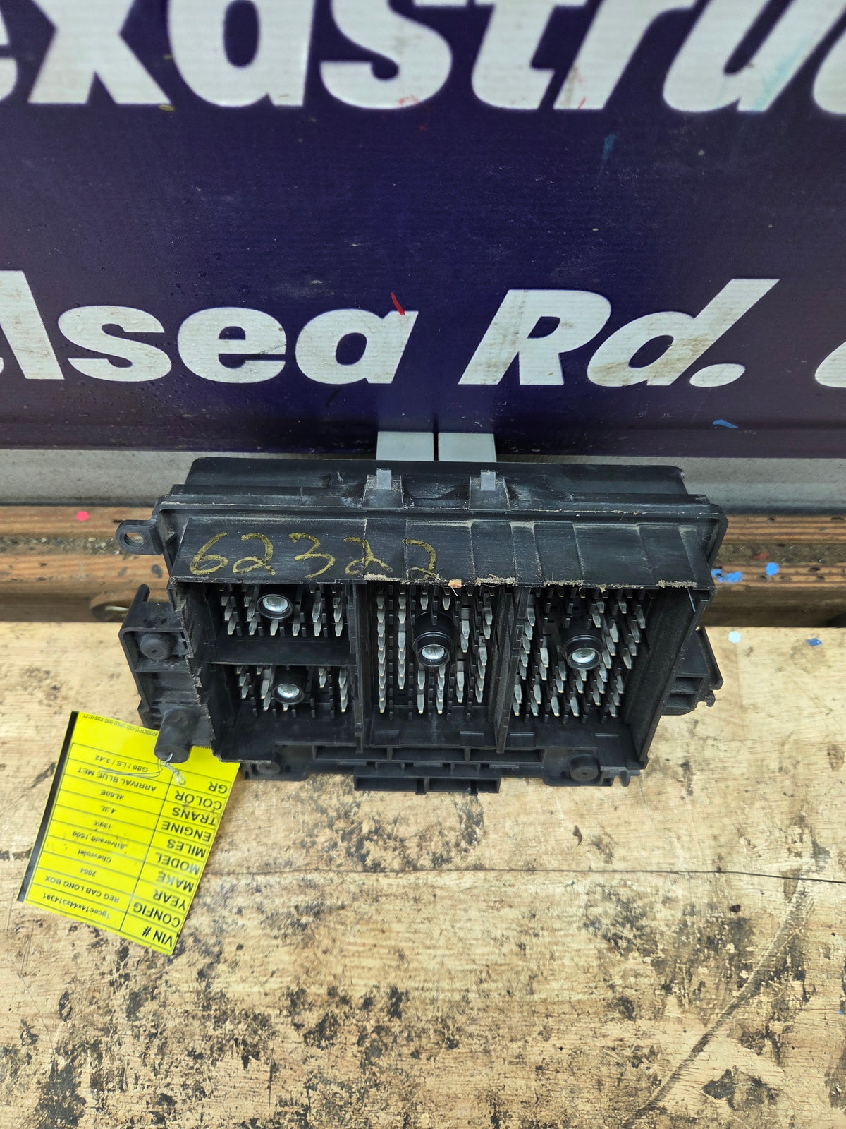 2003-2005 Chevrolet Silverado / GMC Sierra 1500 250 3500 Engine Bay Fuse Box - 15201928