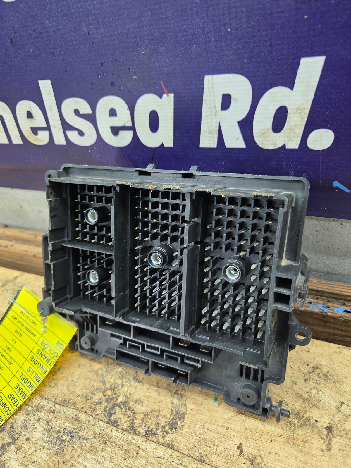 2003-2005 Chevrolet Silverado / GMC Sierra 1500 250 3500 Engine Bay Fuse Box - 15201928