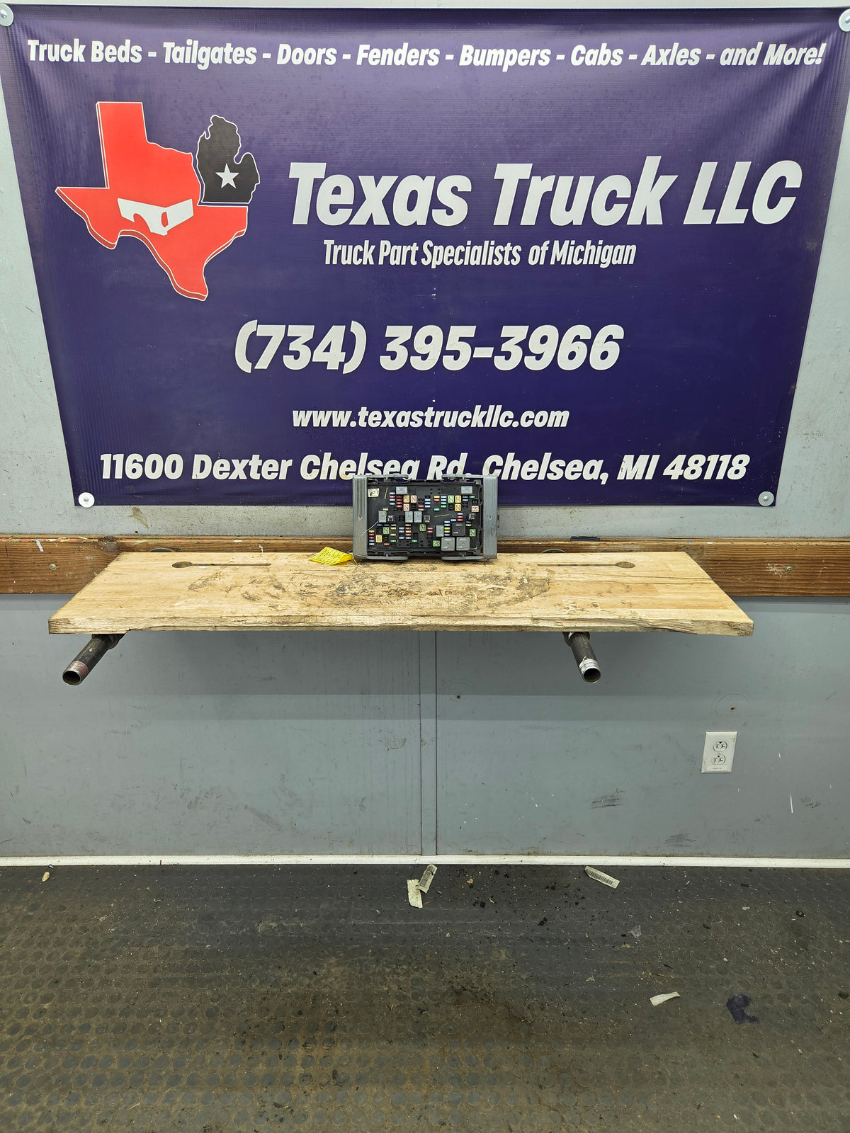 2007-2009 Chevrolet Silverado / GMC Sierra 1500 2500 3500 Engine Bay Fuse Box