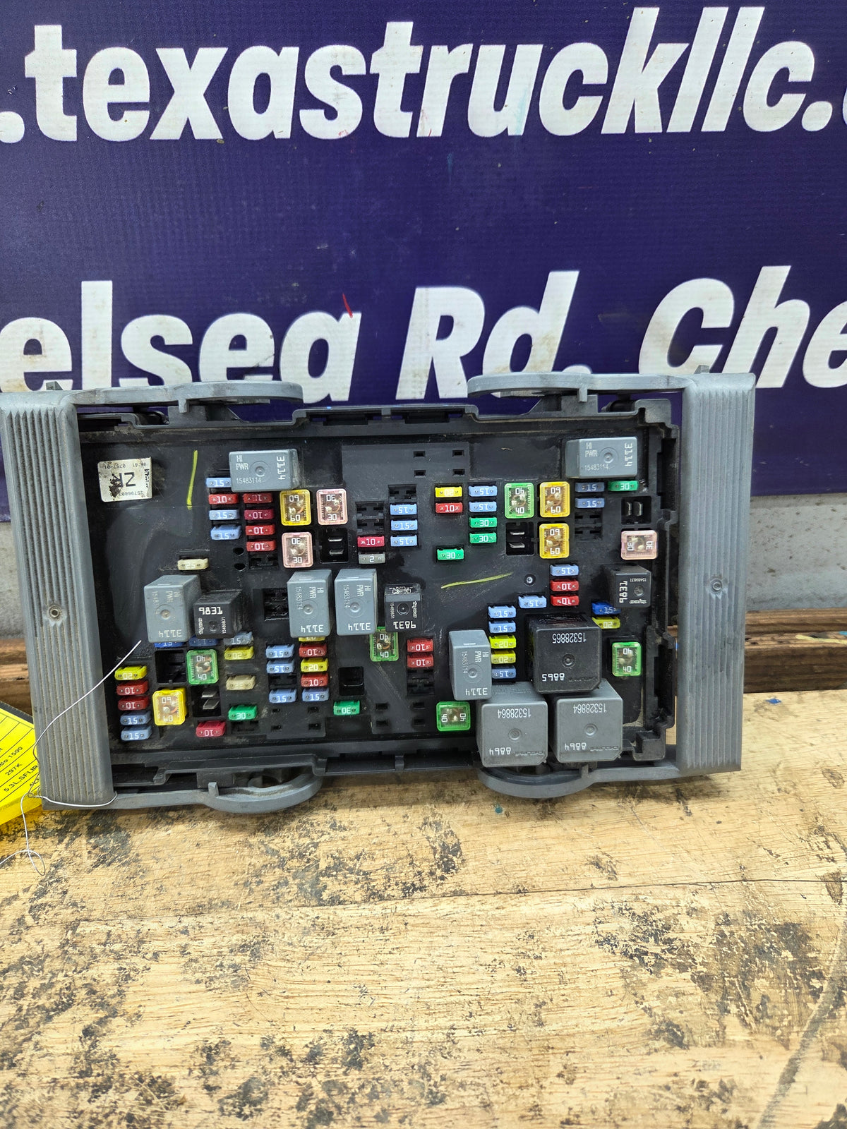 2007-2009 Chevrolet Silverado / GMC Sierra 1500 2500 3500 Engine Bay Fuse Box