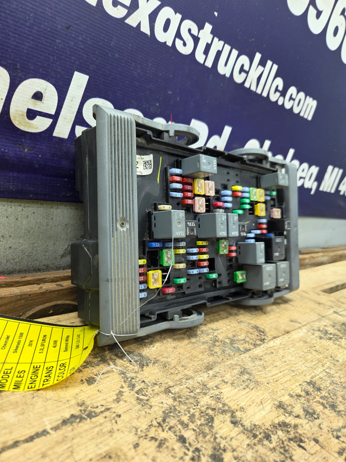 2007-2009 Chevrolet Silverado / GMC Sierra 1500 2500 3500 Engine Bay Fuse Box