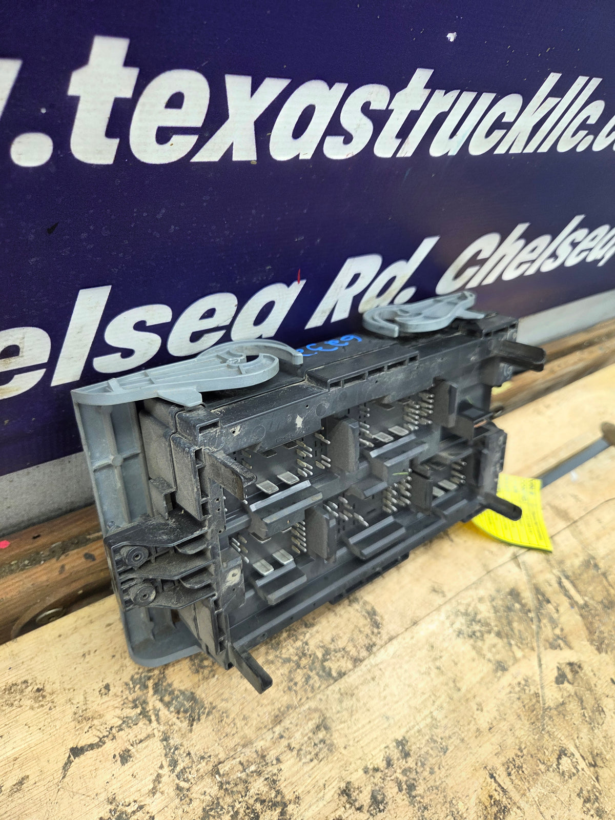 2007-2009 Chevrolet Silverado / GMC Sierra 1500 2500 3500 Engine Bay Fuse Box