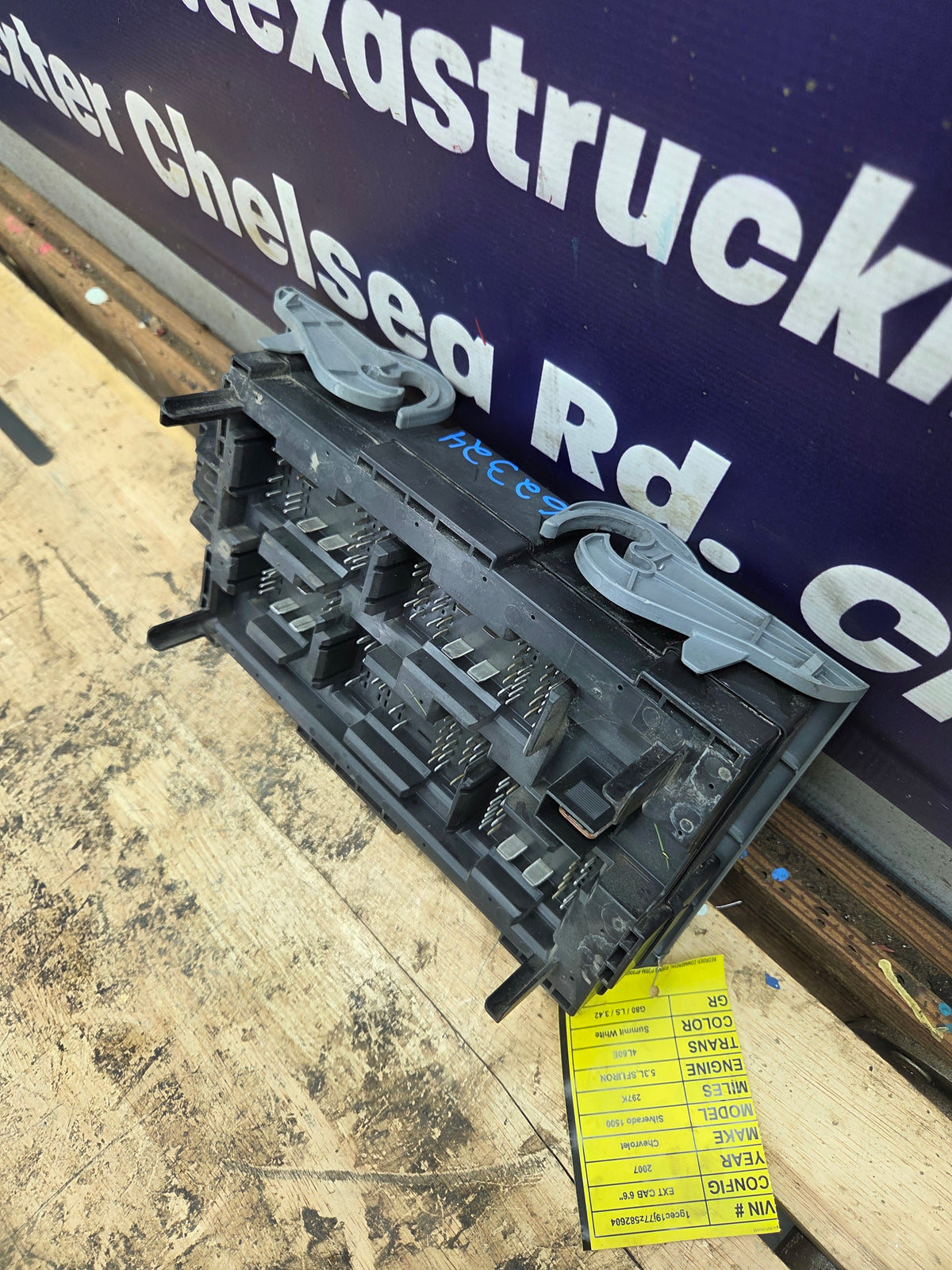 2007-2009 Chevrolet Silverado / GMC Sierra 1500 2500 3500 Engine Bay Fuse Box
