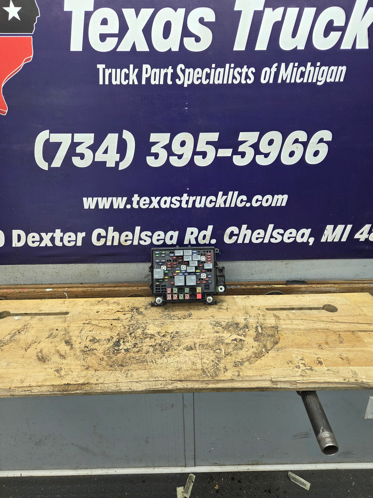 2003-2005 Chevrolet Silverado / GMC Sierra 1500 250 3500 Engine Bay Fuse Box - 15201928