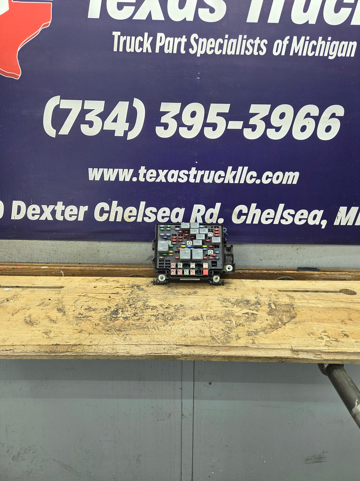 2003-2005 Chevrolet Silverado / GMC Sierra 1500 250 3500 Engine Bay Fuse Box - 15201928