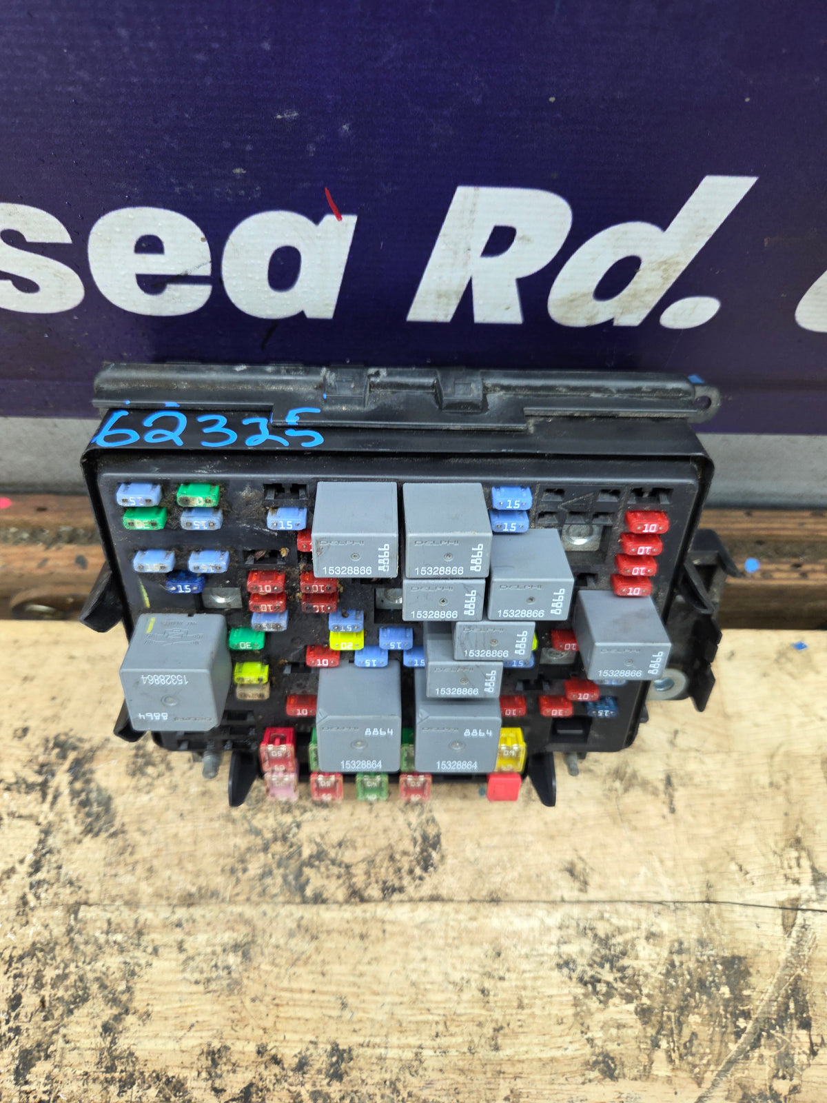 2003-2005 Chevrolet Silverado / GMC Sierra 1500 250 3500 Engine Bay Fuse Box - 15201928