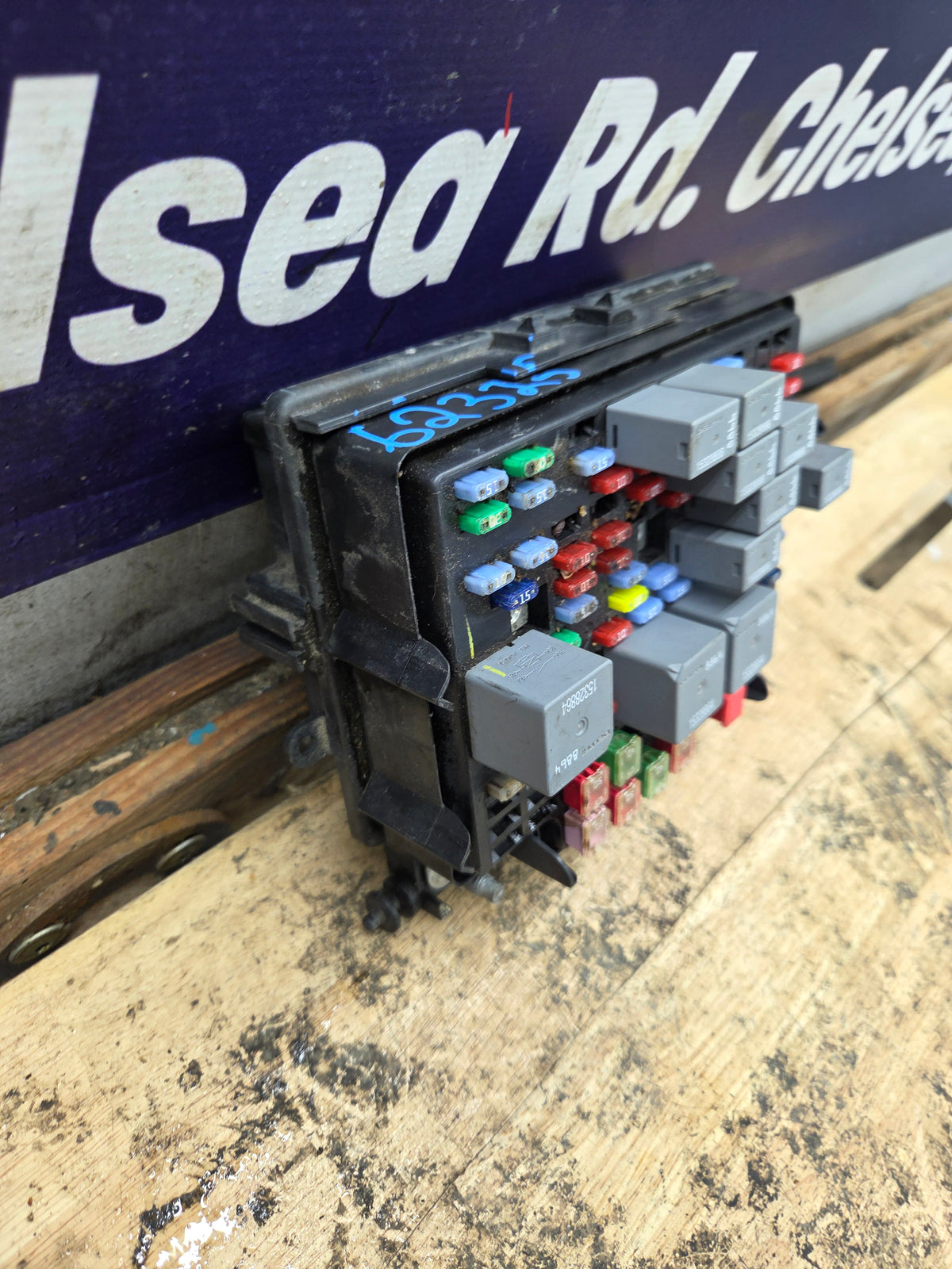 2003-2005 Chevrolet Silverado / GMC Sierra 1500 250 3500 Engine Bay Fuse Box - 15201928