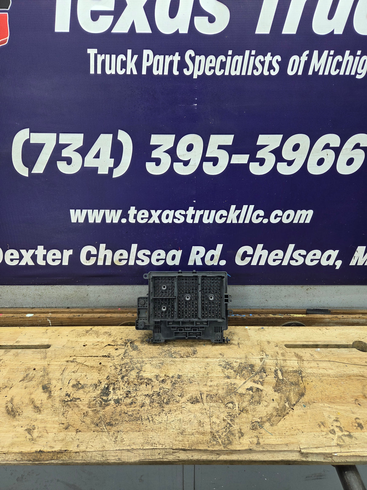 2003-2005 Chevrolet Silverado / GMC Sierra 1500 250 3500 Engine Bay Fuse Box - 15201928