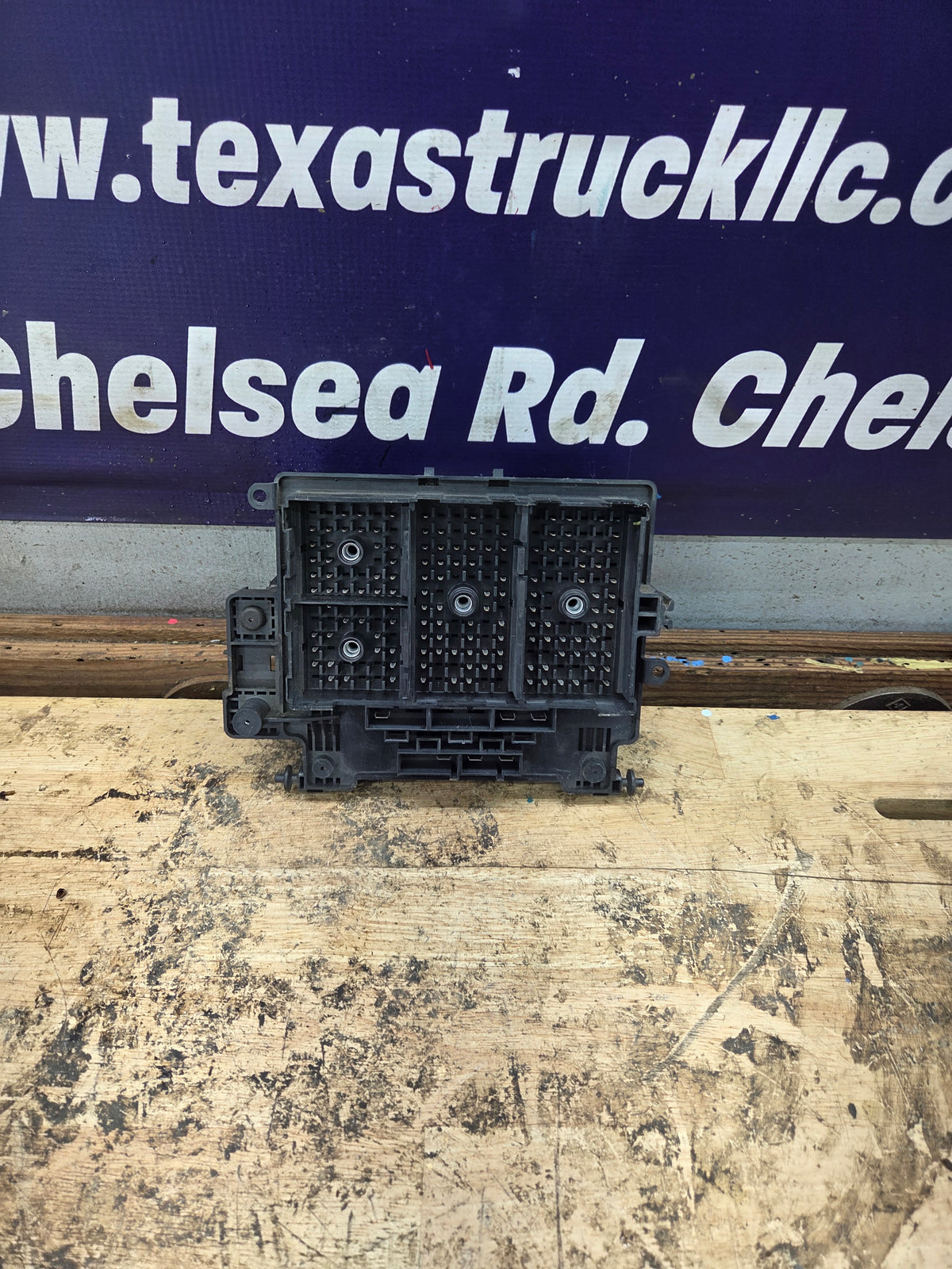 2003-2005 Chevrolet Silverado / GMC Sierra 1500 250 3500 Engine Bay Fuse Box - 15201928