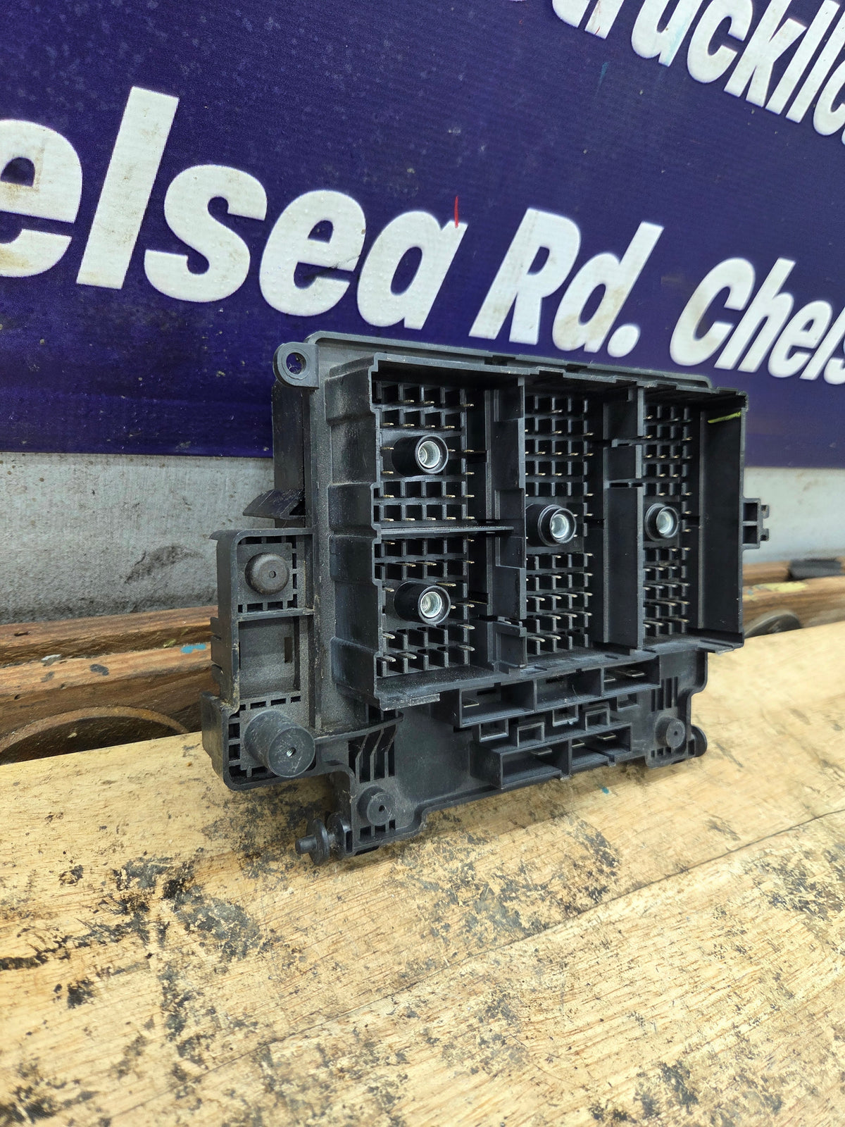 2003-2005 Chevrolet Silverado / GMC Sierra 1500 250 3500 Engine Bay Fuse Box - 15201928