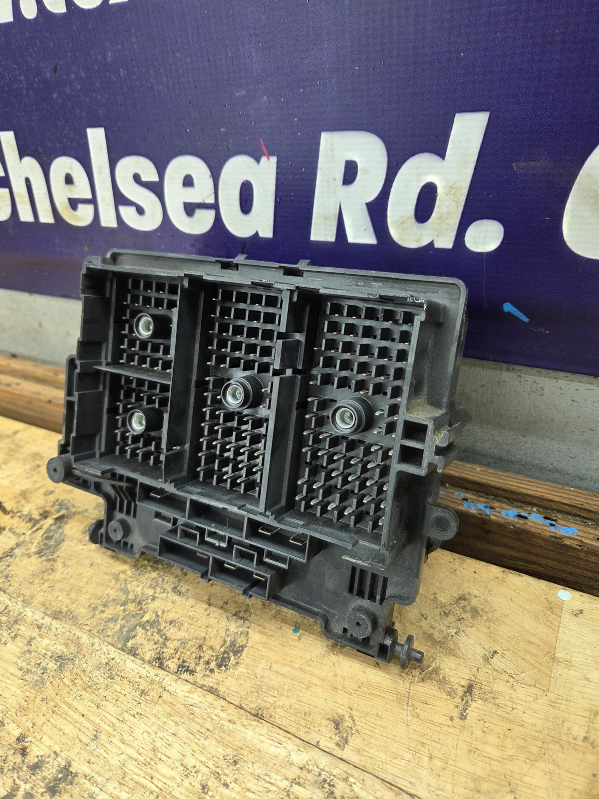 2003-2005 Chevrolet Silverado / GMC Sierra 1500 250 3500 Engine Bay Fuse Box - 15201928