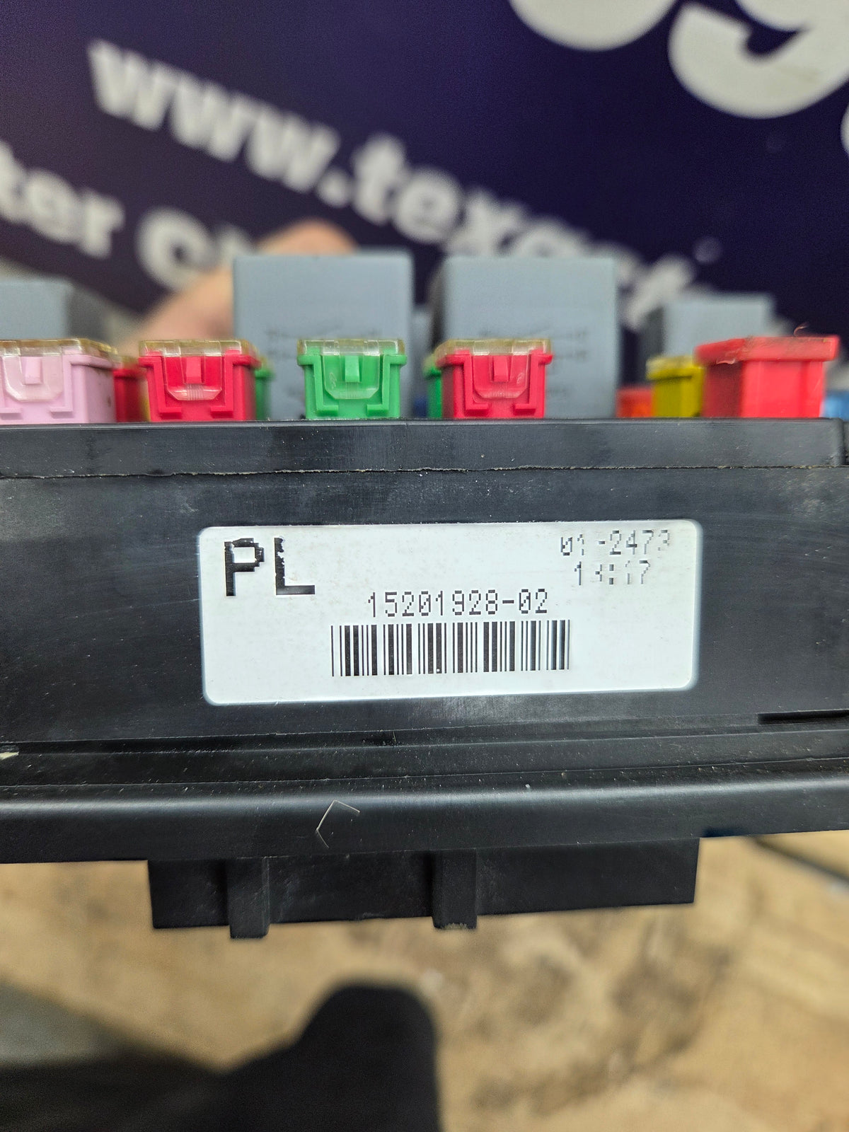 2003-2005 Chevrolet Silverado / GMC Sierra 1500 250 3500 Engine Bay Fuse Box - 15201928