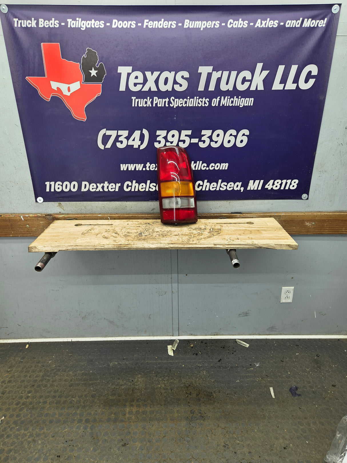 1999–2007 Chevrolet Silverado/GMC Sierra Passenger Side Tail Light 16524516