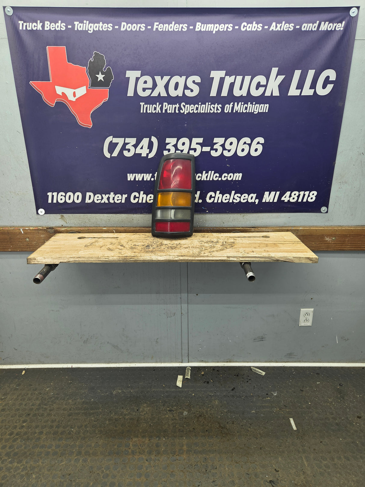 2001–2003 Chevrolet Silverado/GMC 3500 Dually Driver Side Tail Light 15844159