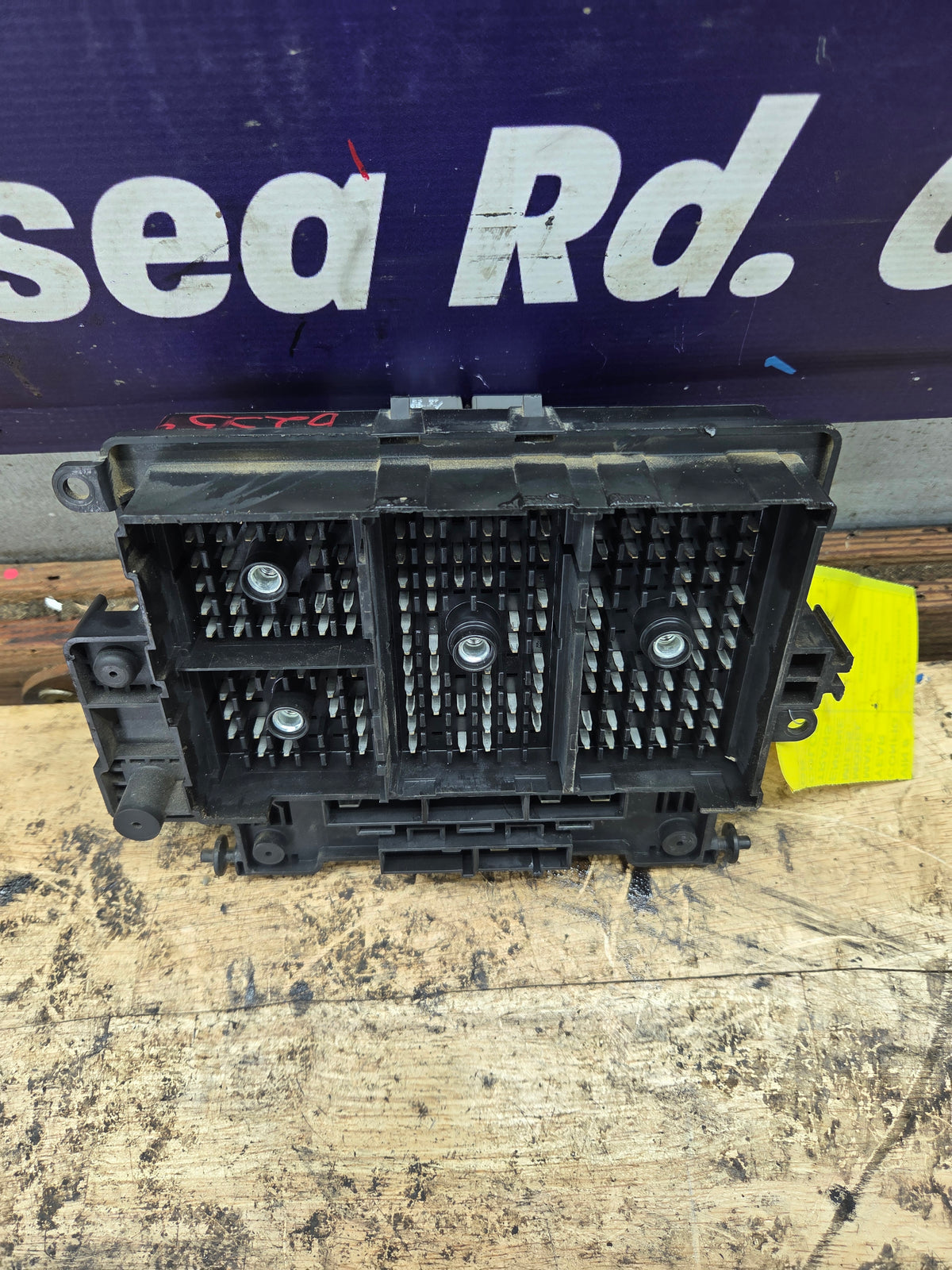 2003-2005 Chevrolet Silverado / GMC Sierra 1500 250 3500 Engine Bay Fuse Box - 15201928