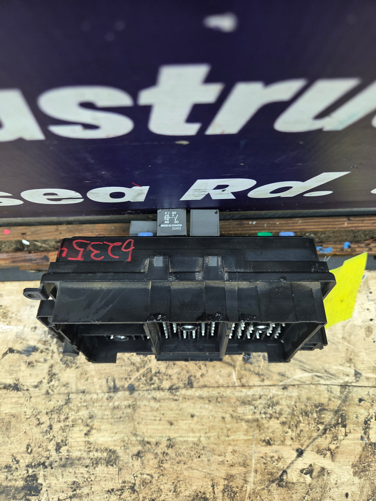 2003-2005 Chevrolet Silverado / GMC Sierra 1500 250 3500 Engine Bay Fuse Box - 15201928