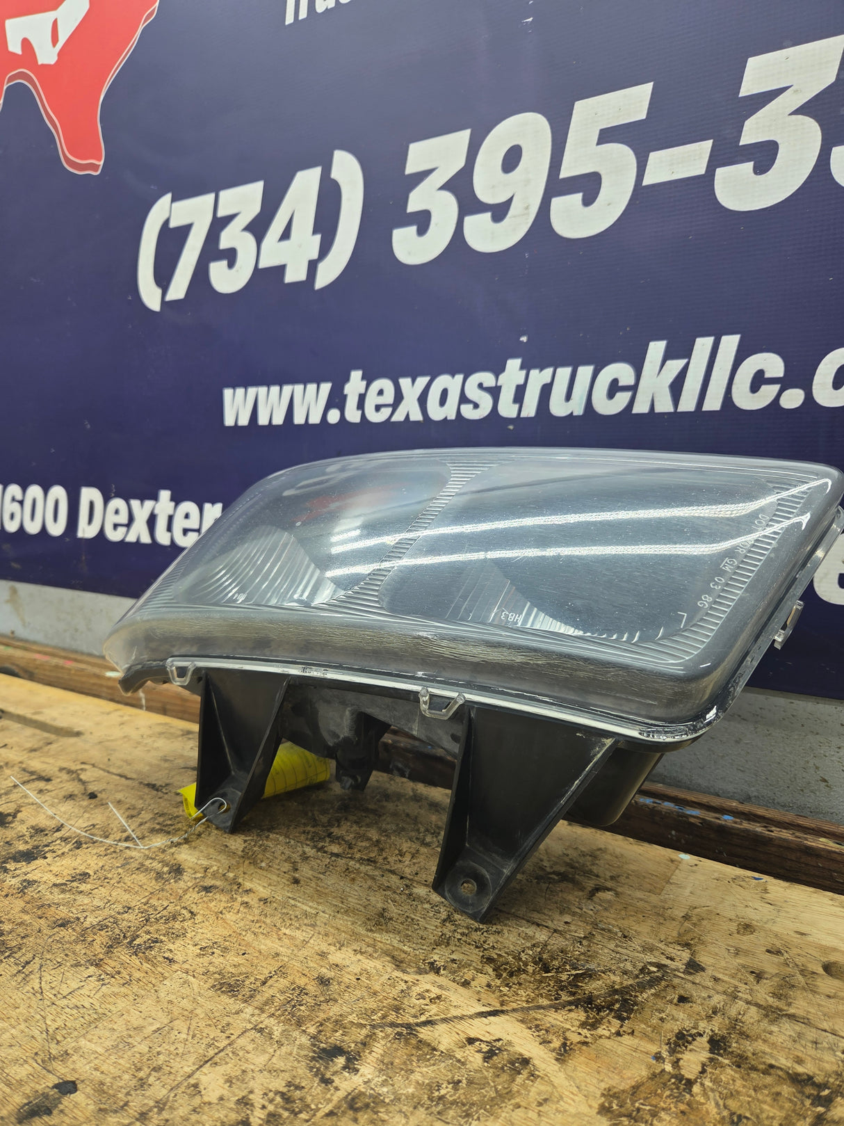 2009 Chevrolet Express 3500 LH Driver Side Headlight 16530371A