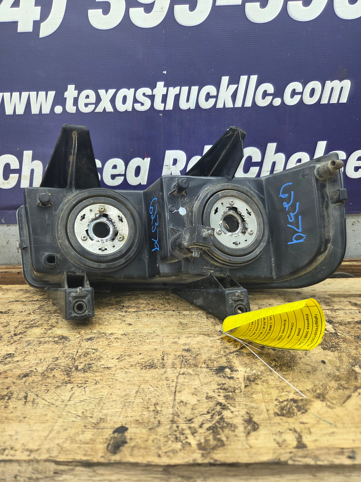 2009 Chevrolet Express 3500 LH Driver Side Headlight 16530371A