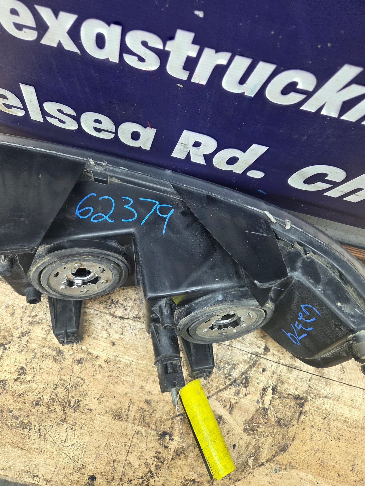 2009 Chevrolet Express 3500 LH Driver Side Headlight 16530371A