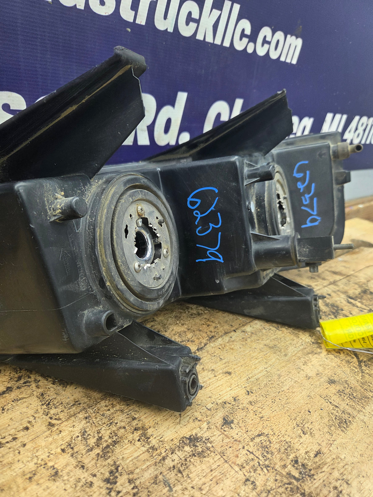 2009 Chevrolet Express 3500 LH Driver Side Headlight 16530371A