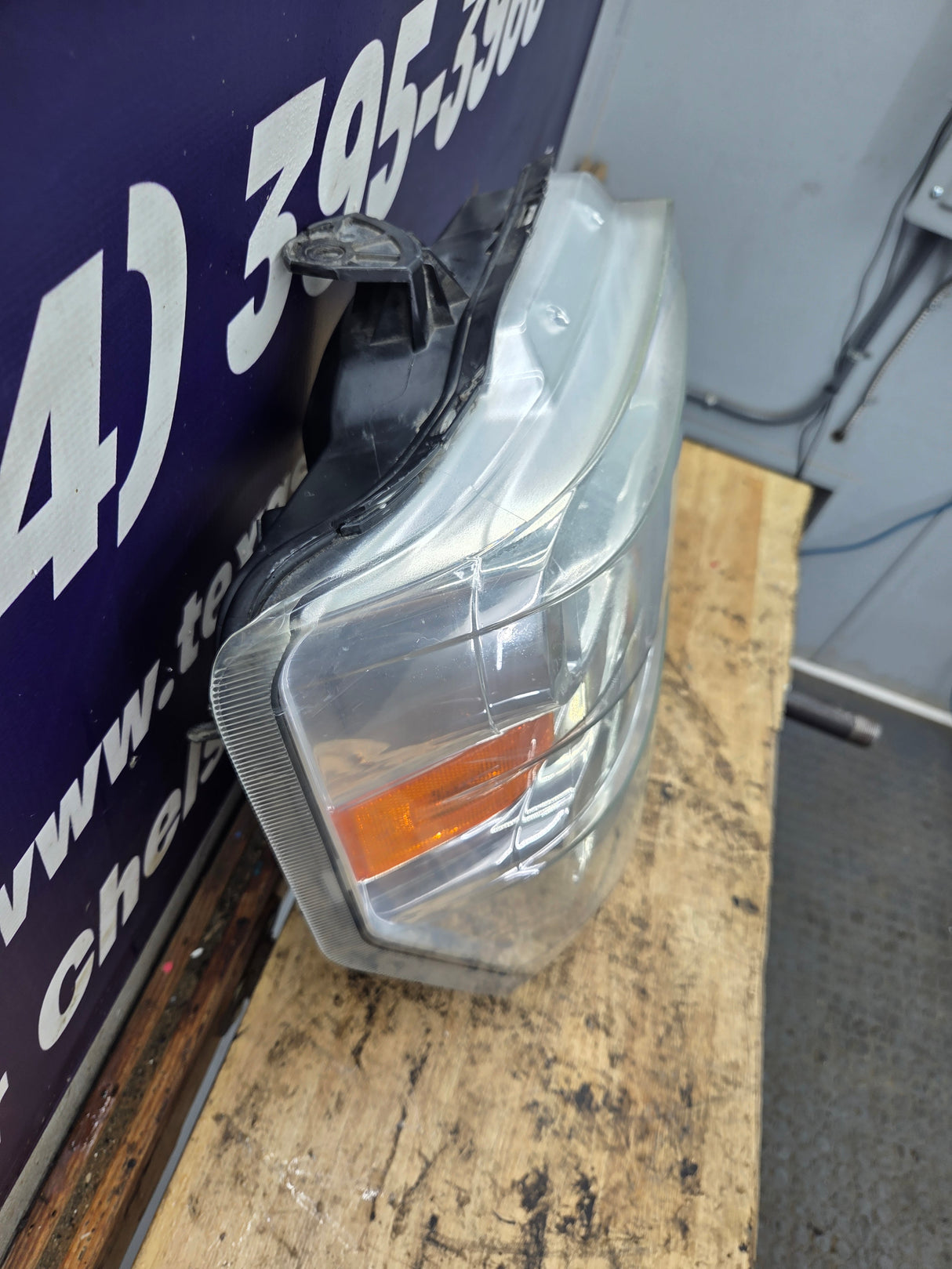 2008-2010 Ford Super Duty F250 F350 F450 F550 RH Passenger Side Composite Head Light 8C24-13005-A