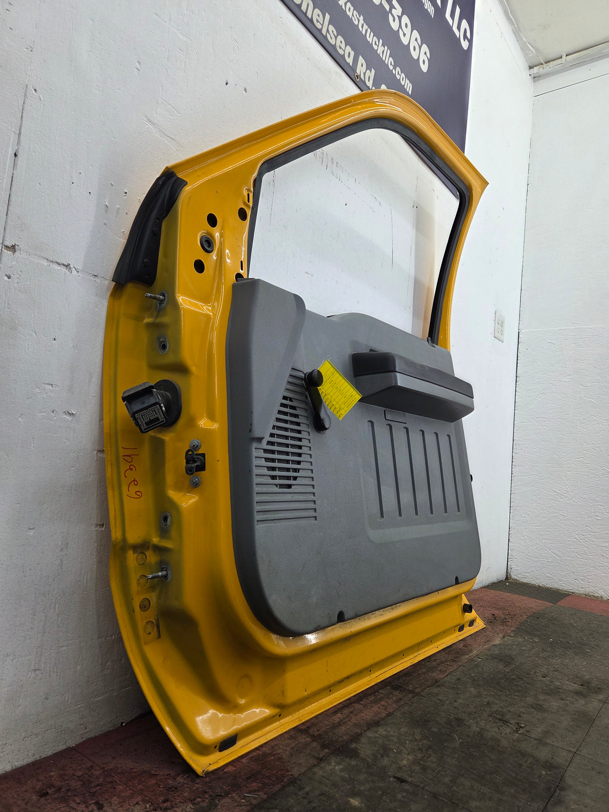 2012-2016 Ford Super Duty RH Passenger Side Front Door F250 F350 F450 F550